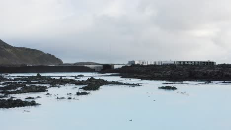 fuera de la instalación de bienestar blue lagoon en islandia con piscinas geotérmicas lechosas