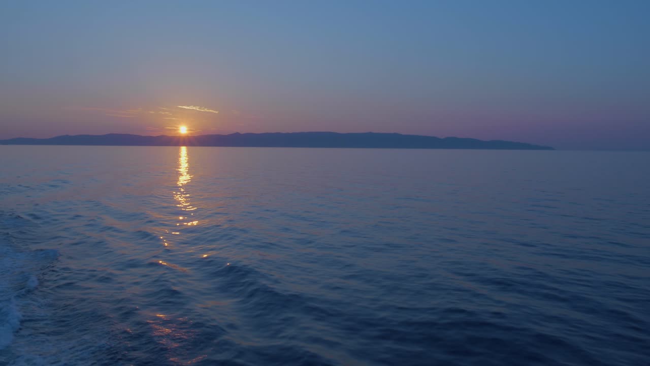 широкоугольный снимок великолепной панорамы моря на закате в греции, круиз только что вышел из порта пирей по направлению к аморгосу