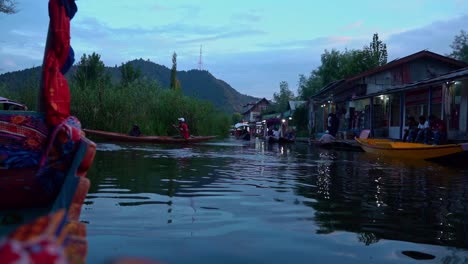 Casa-Flotante-Navegando-En-El-Lago-Dal-Pasando-Por-Mercados-Flotantes-Y-Tiendas-En-Srinagar,-Cachemira,-India