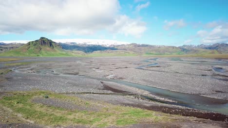 Antena-Del-Patrón-De-Deslavado-Y-Flujo-De-Un-Río-Glacial-En-Una-Remota-Región-Montañosa-De-Islandia