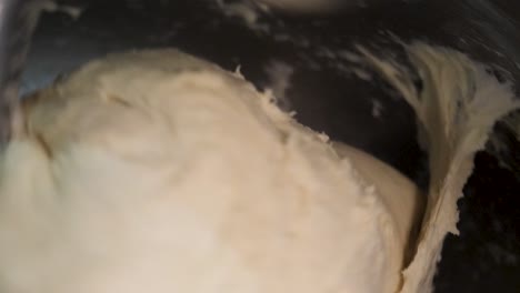 mezcla de la masa en un mezclador de soporte
