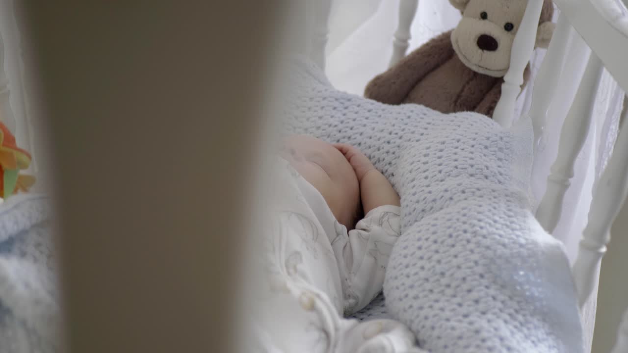 Adorabile neonato addormentato, che sogna in una comoda culla.