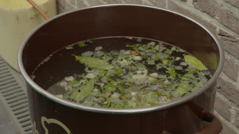 Preparar-Una-Olla-Grande-De-Caldo-De-Pollo-Fresco-Como-Ingrediente-Inicial-Para-Hervir-El-Arroz-En-Un-Plato-De-Paella