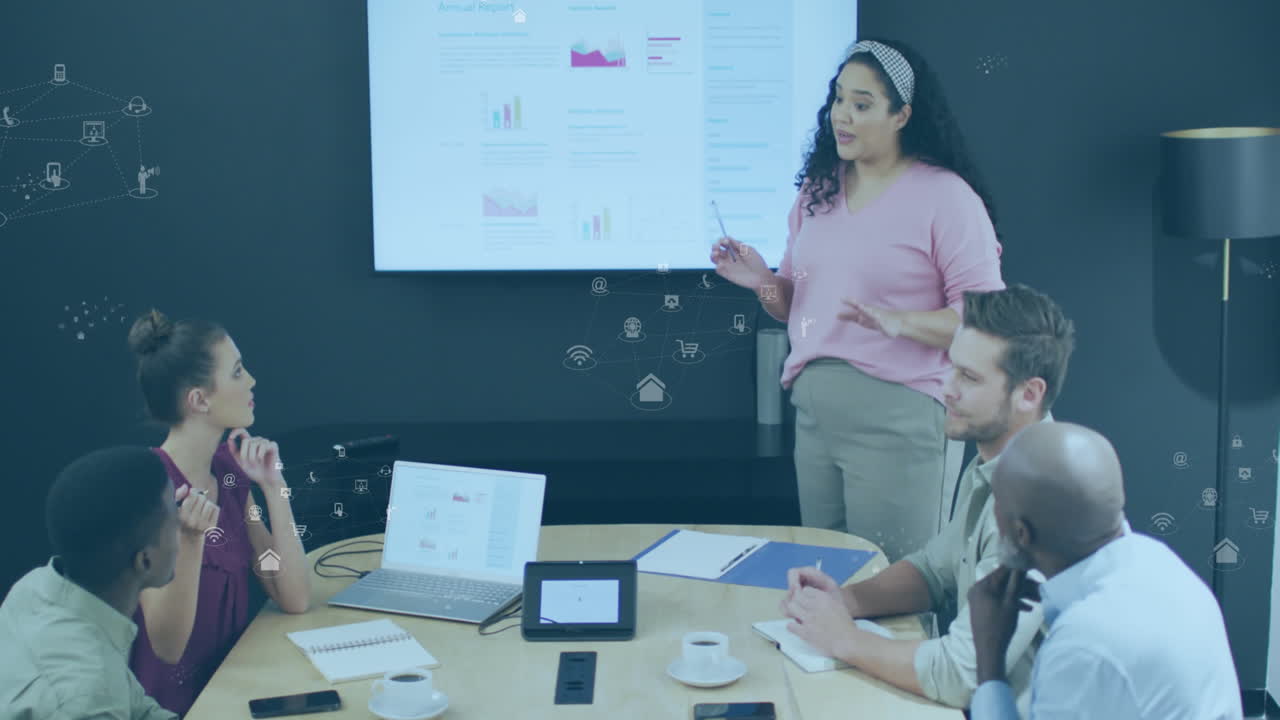 animación de puntos blancos con procesamiento de datos sobre diversas personas de negocios que trabajan en la oficina