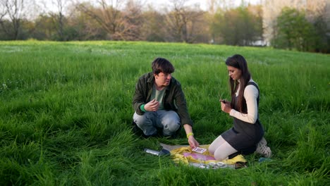 pareja disfrutando del tiempo en un parque