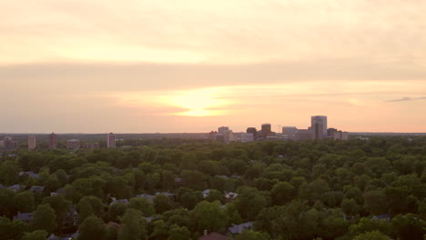 Downtown-Clayton-City-Skyline-Am-Horizont-Bei-Sonnenuntergang-An-Einem-Schönen-Abend-Mit-Einem-Langsamen-Abstieg