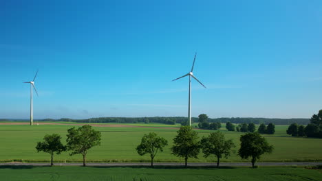 Generador-De-Energía-Alternativa-De-Turbina-Eólica-En-El-Campo-Contra-El-Cielo-Azul-Claro