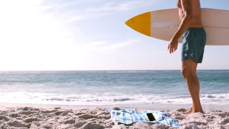 un hombre está dejando caer su teléfono y está corriendo para ir al mar