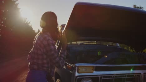 Junge-Frau-Auf-Einem-Roadtrip-Im-Pick-up-Truck