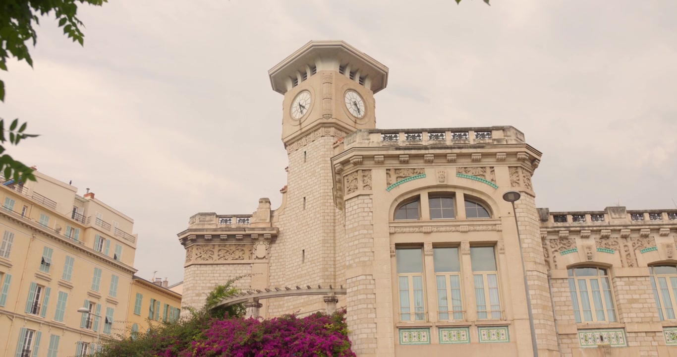 Histórica torre del reloj y fachada del Liceo Masséna en Niza, Francia, vista desde abajo