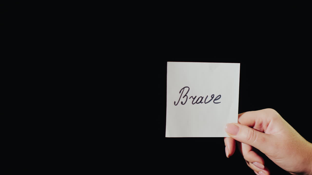 남자는 용감한 비문으로 종이를 태운다