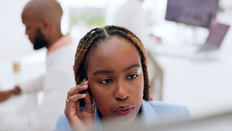 Cara,-Computadora-Y-Mujer-Negra-Confundida-En-La-Oficina