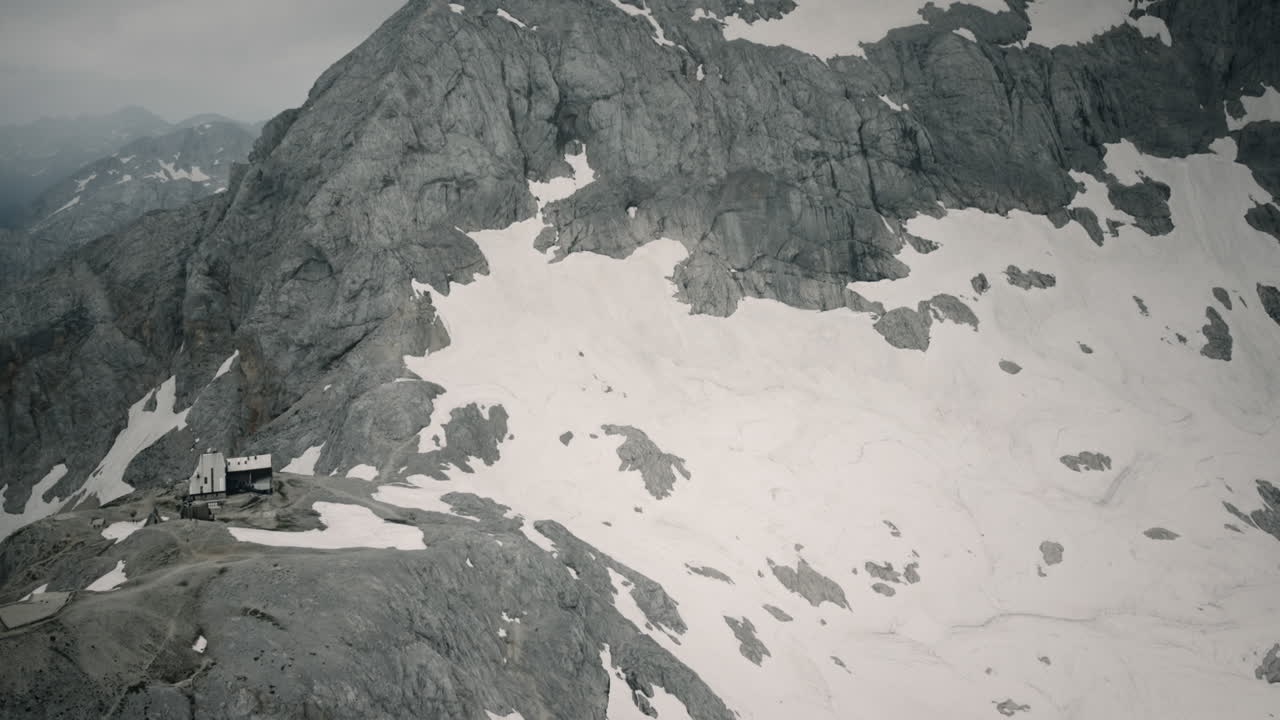 снимок с вертолета гор словении горного коттеджа в словенских юлианских альпах, окруженного снегом