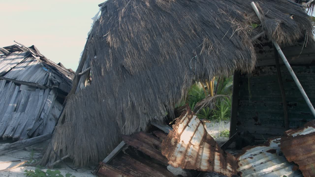 대나무 지팡이와 짚의 파괴된 구조