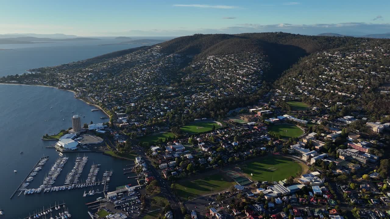 포트 워터프론트 (port waterfront) 와 하우스 (houses) 가 있는 호바트 시 (hobart city) 의 드론 파노라마
