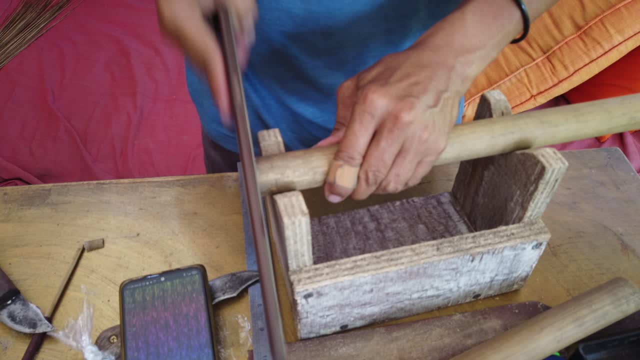 fabricante de flautas de cerca artesanía de bambú instrumento de música de madera indonesia cultura tradicional, manos trabajadoras