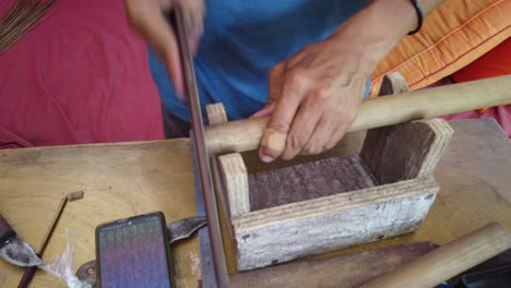 Fabricante-De-Flautas-Primer-Plano-Artesanía-Artesanía-Bambú-Madera-Instrumento-Musical-Indonesia-Cultura-Tradicional,-Manos-Trabajadoras