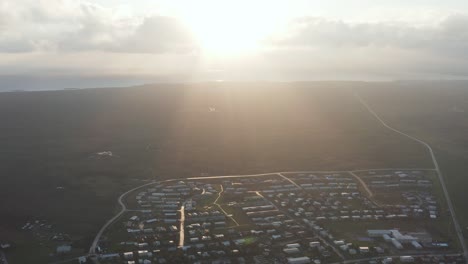 La-Brillante-Luz-Del-Sol-De-La-Mañana-Brilla-Sobre-La-Remota-Ciudad-De-Islandia-Sandgerði,-Antena