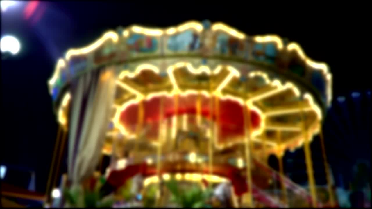 밤에는 시내 공원에서 흐릿한 카루셀이 있습니다.