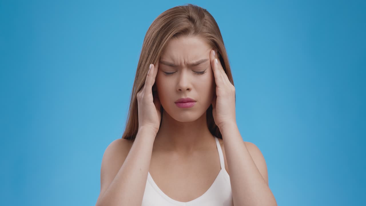 mujer con dolor de cabeza