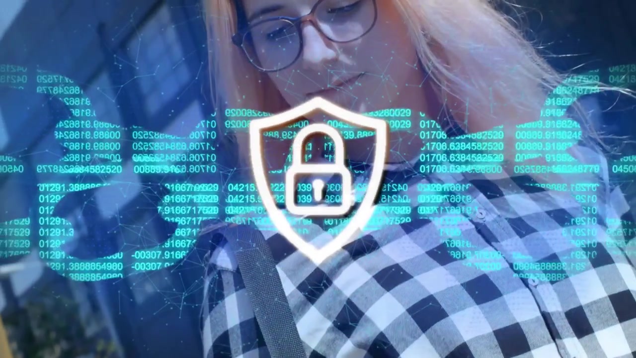 Giovane donna che usa lo smartphone con una sovrapposizione di sicurezza digitale.