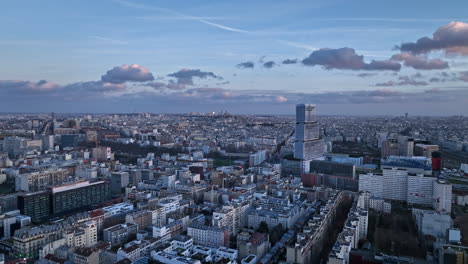 Vistas-Aéreas:-Los-Barrios-De-París,-Una-Mezcla-De-Comercio-Y-Cultura.