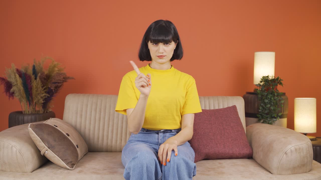 그 여자는 카메라를 쳐다보며 경고하고 있습니다.