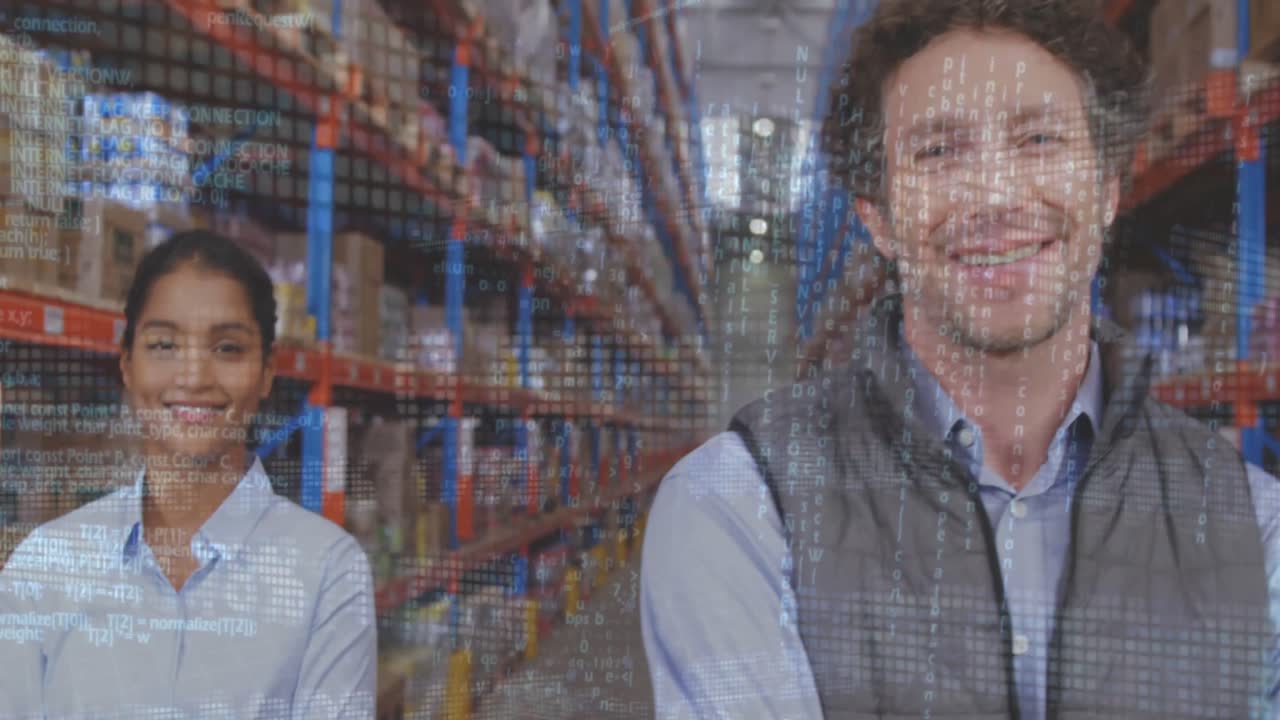 animación del procesamiento de datos financieros sobre dos trabajadores de almacén diferentes