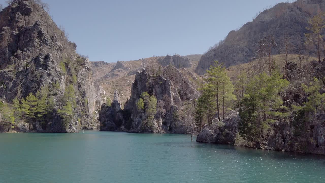 aguas tranquilas de la presa de oymapinar en el cañón verde rodeado de montañas rocosas en manavgat, antalya, turquía
