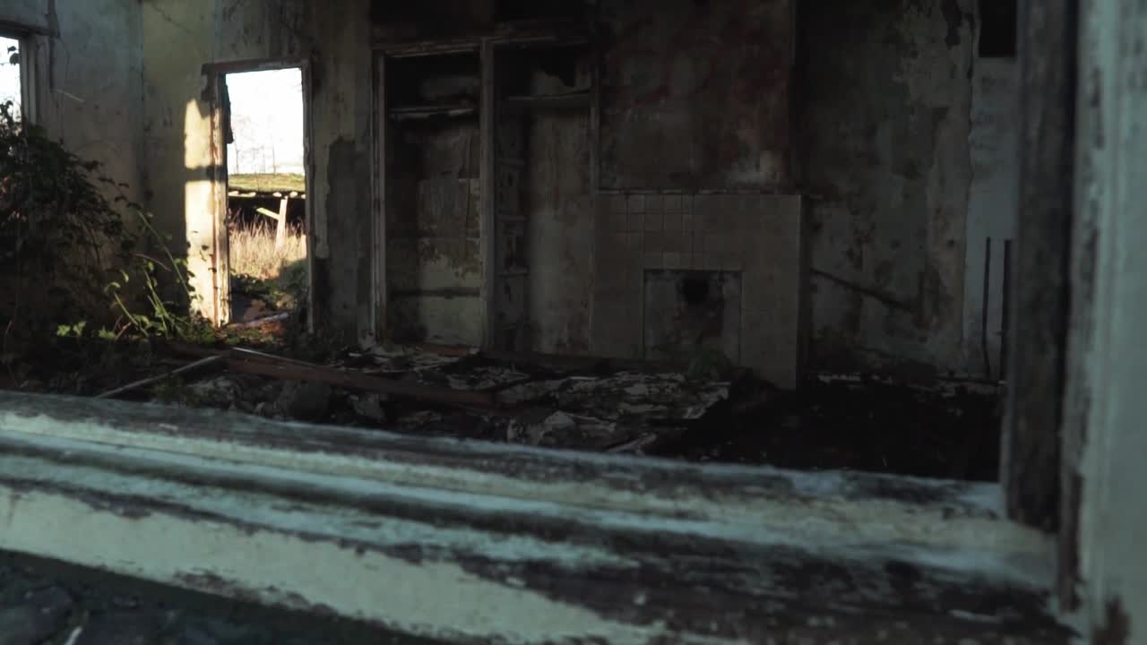 interior de la casa en ruinas