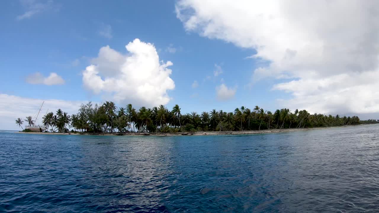 paseo en bote, paseos en bote por una isla tropical con un velero naufragado y palmeras de coco en la playa
