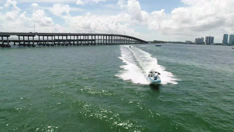 Antena-De-Un-Barco-De-Wakeboard-Desde-El-Frente-Viajando-Rápido-En-Key-Biscayne