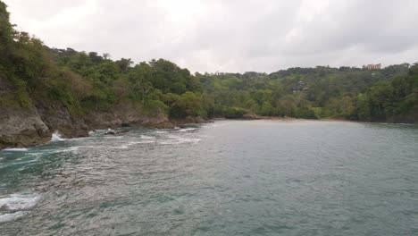 Vuelo-De-Dron-Hacia-Atrás-Lejos-De-Las-Costas-De-Costa-Rica-Sobre-El-Océano-Pacífico