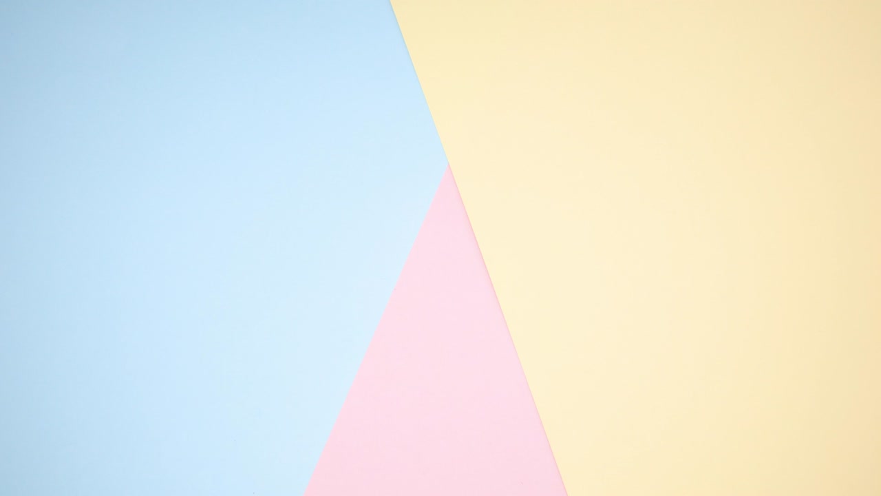 메이크업 제품은 파스텔 배경의 아래쪽에 나타납니다. - 스 모션