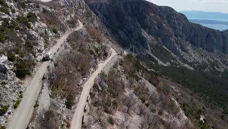 autocaravana conduciendo por una carretera de montaña cerca de la costa, sveti jure, park prirode biokovo, croacia