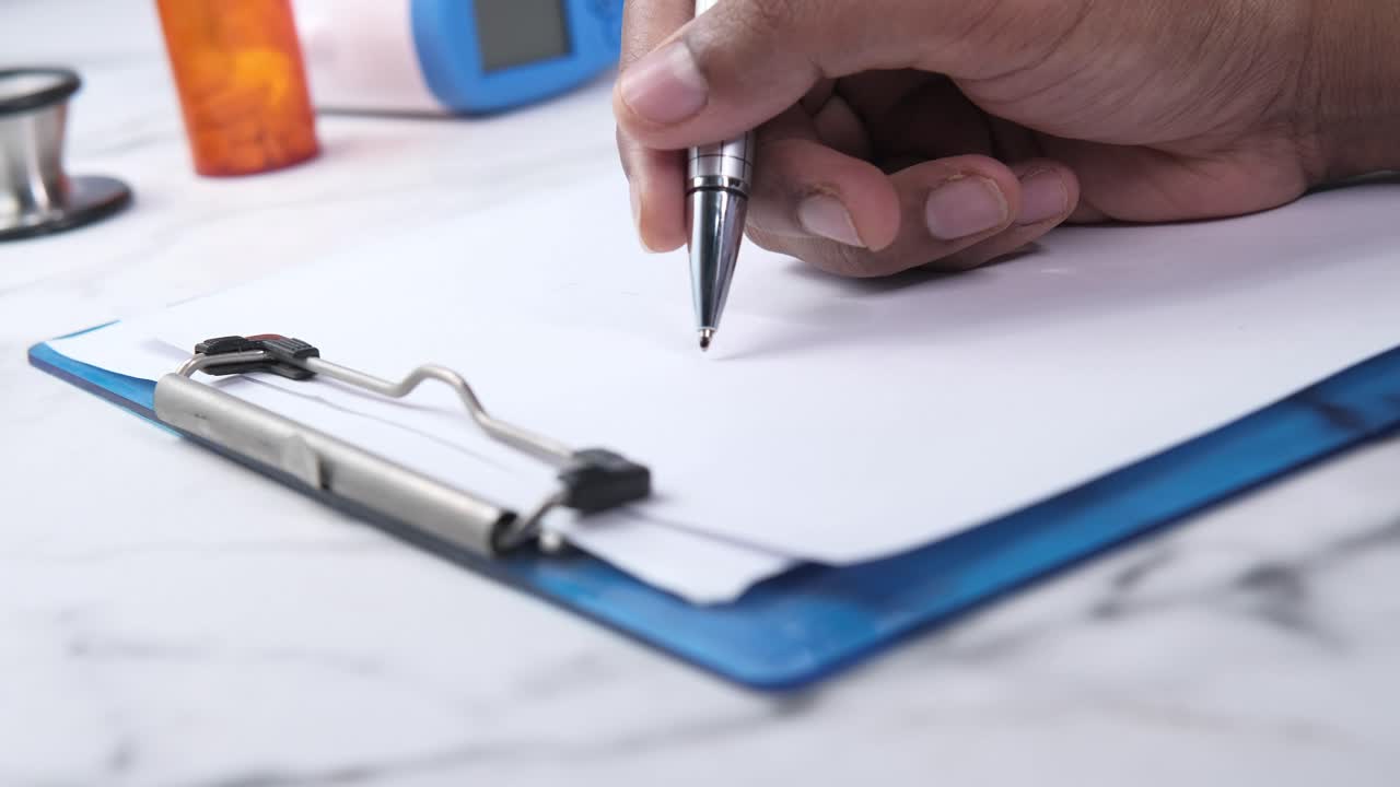 médico escribiendo notas médicas