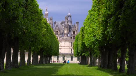 Blick-Zwischen-Hecken-Auf-Das-Schöne-Schloss-Chambord-Im-Loiretal-In-Frankreich