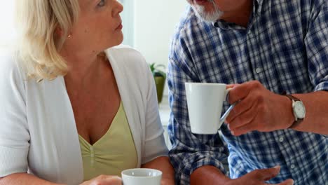 Pareja-Interactuando-Mientras-Toma-Una-Taza-De-Café