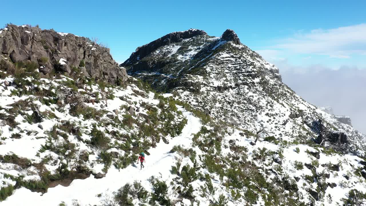 una mujer camina sola por el sendero de la montaña pico ruivo en madeira