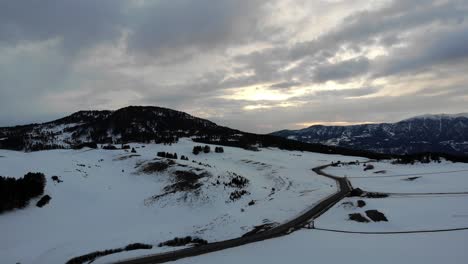 Disparo-De-Drones-Al-Atardecer-De-Nubes-Gruesas-Y-Nieve-En-El-País