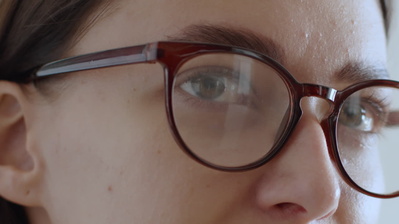 primer plano de una mujer con gafas