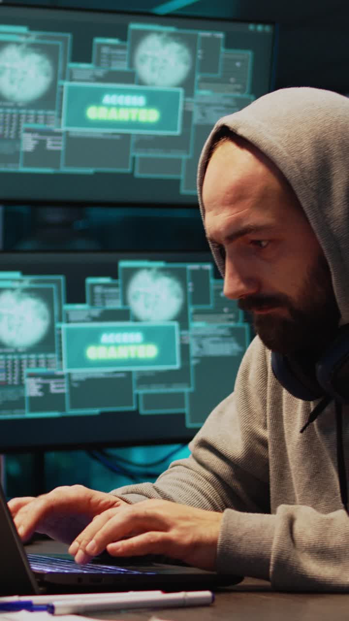 Vertikal video: Mandlig hacker-tyv, der arbejder på sikkerhedsbrud