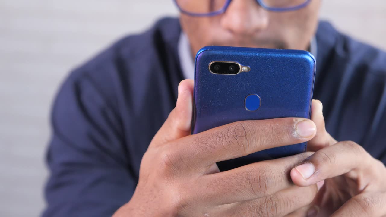 파란 스마트폰을 사용하는 남자