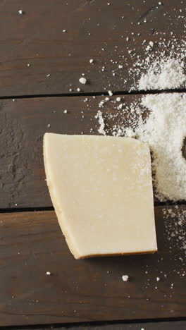 vídeo de un bloque de queso duro y un corazón dibujado en queso rallado en una mesa rústica con espacio para copiar