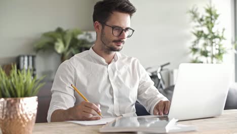 Hombre-De-Negocios-Ocupado-Trabajando-En-La-Oficina-En-Casa