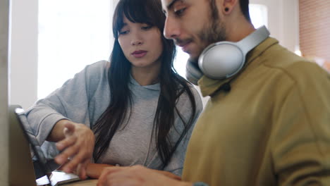 hombre creativo, mujer y computadora portátil trabajo en equipo