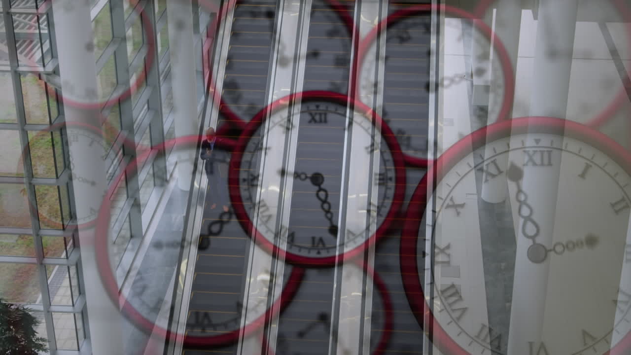 animación de múltiples relojes de tic-tac frente a la vista aérea de las escaleras mecánicas en la oficina moderna