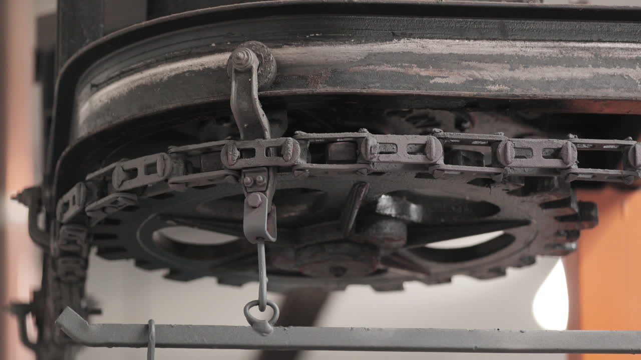 느린 동작으로 움직이는 금속 체인이 있는 기어 - 닫기