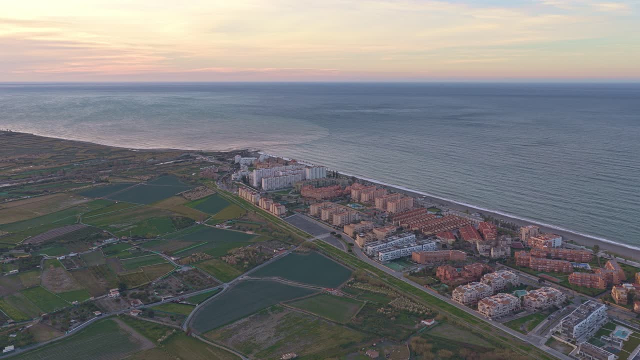 Vista aerea della costa e dei campi agricoli di Salobreña in Spagna al tramonto.