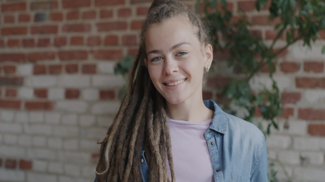 Donna sorridente con i dreadlocks